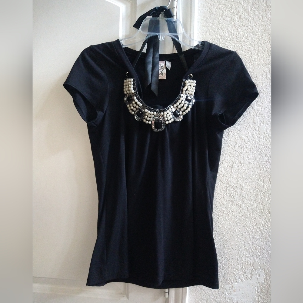 Women's blouse with detachable necklace
